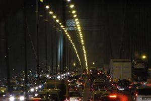 K&ouml;pr&uuml;lerdeki trafiğin altından 'deney' &ccedil;ıktı