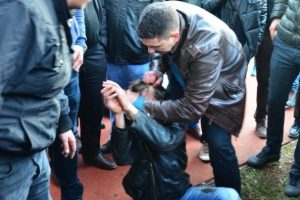 Manisa'nın Şehzadeler il&ccedil;esinde &ccedil;ocuk tacizcisi olduğu ileri s&uuml;r&uuml;len kişiye lin&ccedil; girişimi