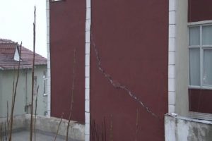 &Uuml;sk&uuml;dar'daki t&uuml;nel inşaatı yakınındaki binalarda &ccedil;atlaklar oluştu