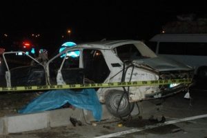 Cenaze d&ouml;n&uuml;ş&uuml; feci kaza: 3 &ouml;l&uuml;, 1 yaralı