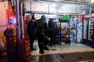Soyguna direnen market sahibini t&uuml;fekle vurdular