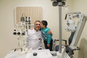 Bursa'da tedavi oldu Utku artık g&ouml;r&uuml;yor