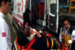 Bursa'da karşıdan karşıya ge&ccedil;meye &ccedil;alışan yaşlı kadına vin&ccedil; &ccedil;arptı