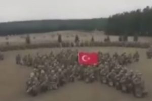 Şehit &uuml;steğmenin birliğinden anlamlı video