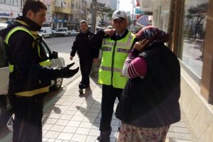 Bursa'da dolandırılan kadını polis zor ikna etti