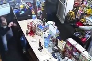 Silahlı soyguncuları sprey ile kovaladı