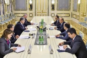 &Ccedil;avuşoğlu, Ukrayna lideri Poroşenko ile g&ouml;r&uuml;şt&uuml;
