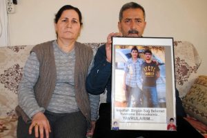 Oğullarını bulana para &ouml;d&uuml;l&uuml; verecek
