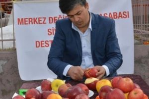 5 metre elma kabuğu soyan adam Guinness'e aday