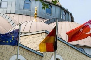 T&uuml;rkiye casuslukla su&ccedil;lanan imamlarını geri &ccedil;ekiyor