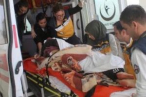 Kardeşini odaya kilitleyip 11 yerinden bı&ccedil;akladı!