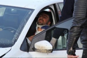 Otomobilde sıkışan s&uuml;r&uuml;c&uuml; g&uuml;&ccedil;l&uuml;kle kurtarıldı