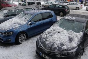 &Ccedil;atıdan d&uuml;şen buzlar otomobilleri hurda etti