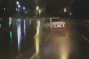 Trafik magandasının tehlikeli şovu y&uuml;rekleri ağza getirdi