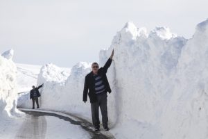 Bitlis'te kar kalındığı 3 metreyi aştı