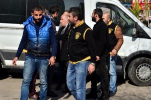 Silahlı asker kutlamasına 5 g&ouml;zaltı
