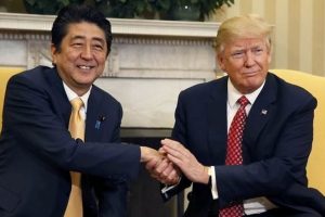 Japon liderle g&ouml;r&uuml;şen Trump'tan şok hareket!