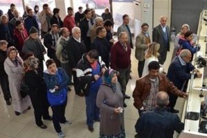 Plakasını, isim hakkını, kira gelirini kapan bankaya koştu
