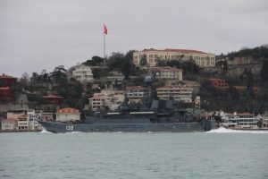Rus savaş gemisi İstanbul Boğazı'ndan ge&ccedil;ti