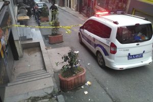 İstanbul Beyoğlu'nda otel odasından d&uuml;şen kişi ağır yaralandı