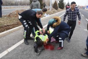 Otomobil, yol denetiminde g&ouml;revli 1 polise &ccedil;arptı