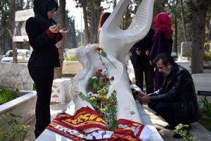 &Ouml;zgecan Aslan &ouml;l&uuml;m&uuml;n&uuml;n ikinci yılında mezarı başında anıldı