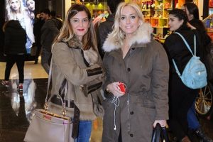Abla-kardeş alışveriş turunda