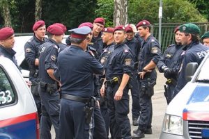 Polise "ahbap" dediği i&ccedil;in 100 avro ceza