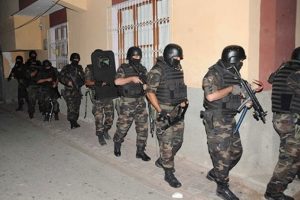 Silah ka&ccedil;ak&ccedil;ısı ter&ouml;r &ouml;rg&uuml;t&uuml; &uuml;yelerine "şafak" baskını!