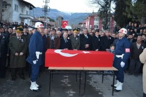 Kıbrıs'ta şehit d&uuml;şen astsubay &Ccedil;orum'da toprağa verildi