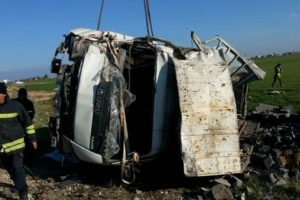 Kamyonet şarampole devrildi: 1 &ouml;l&uuml;, 2 yaralı