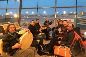 U&ccedil;ak r&ouml;tar yapınca havalimanında konser verdiler
