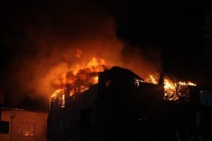 İstanbul'da korkutan &ccedil;atı yangını