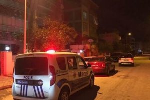 Eşini bir erkekle yakalayınca... Polis elinden zor aldı