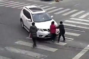 2 yılda 8 kaza yapan kadın s&uuml;r&uuml;c&uuml; bu kez yayaları ezdi