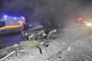 Polislerin kullandığı otomobiller &ccedil;arpıştı: 1 yaralı