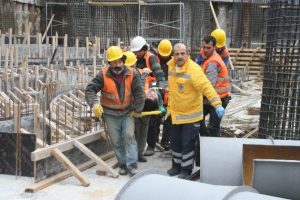 İnşaatın iskelesinden d&uuml;şen 2 iş&ccedil;i yaralandı