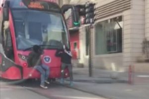 Bursa'da tramvayın arkasında yolculuk y&uuml;rekleri ağızlara getirdi