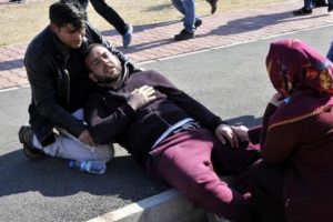 Evini basan eşinin akrabaları hastanelik etti