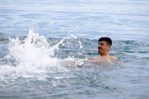Antalya'da kış g&uuml;neşinde deniz keyfi