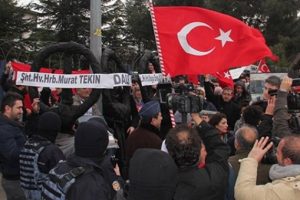 Hava Harp Okulu &ouml;n&uuml;nde protesto
