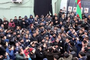 Son yolculuğuna binlerce Caferi uğurladı