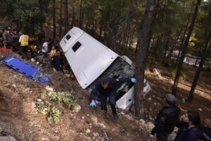 Antalya'da şenlikten d&ouml;nen midib&uuml;s u&ccedil;uruma yuvarlandı: 2 &ouml;l&uuml;, 9 yaralı