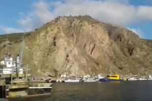 &Ccedil;anakkale'de 5.3'l&uuml;k deprem sonrası toprak kaydı