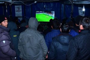 Depremzedeler ma&ccedil; izleyerek stres attı