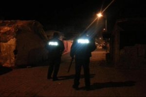 Uyuşturucu ş&uuml;phelileri kendilerini g&ouml;zaltına almak isteyen 2 polisi yaraladı