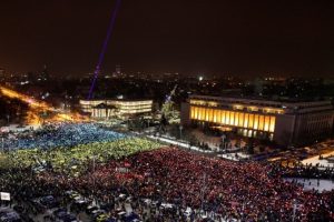 Romanya'da halk sokakta