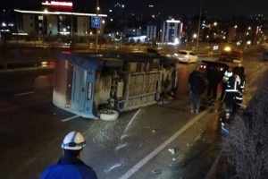 İstanbul Pendik'te yolcu minib&uuml;s&uuml; devrildi: 1 yaralı
