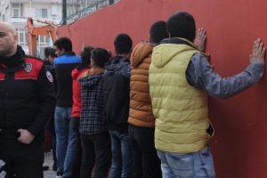 Galatasaray taraftarını taşıyan ara&ccedil;lara saldırı