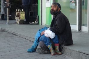 Akılalmaz olay! Oğlunu bayıltarak dilendirdi